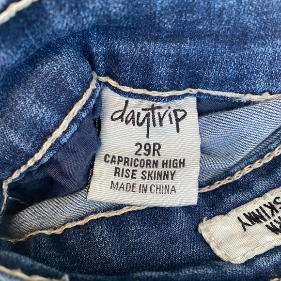 HIGH RISE SKINNY JEANS BUCKLE - Picture 2 of 3